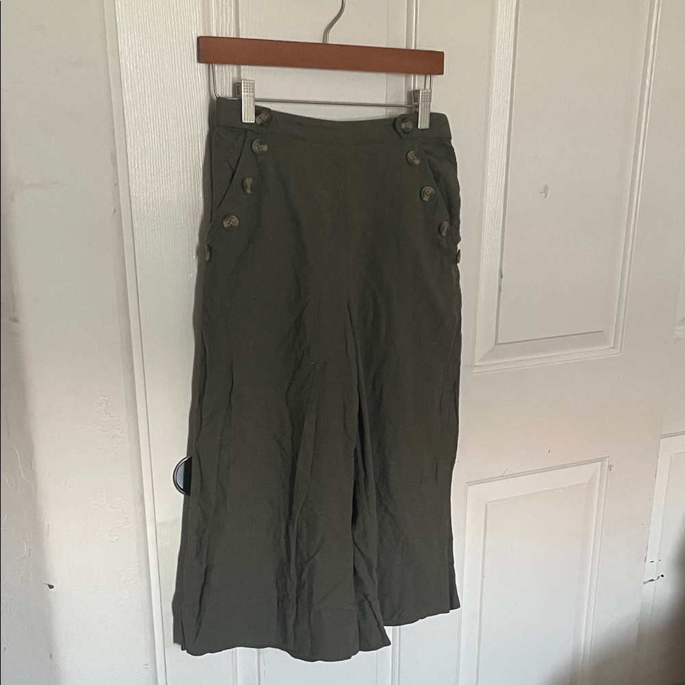 American Eagle olive colored cropped pants